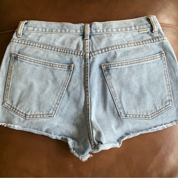 EUC Womens Billabong Size 28  Jean Shorts Women - Distressed - Picture 3 of 10